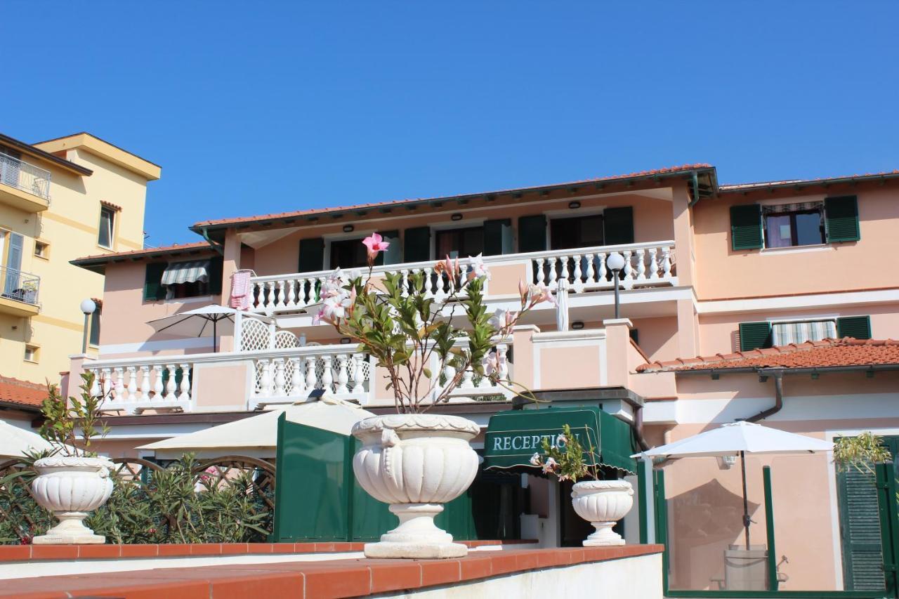 Del Prado Aparthotel Riva Ligure Bagian luar foto