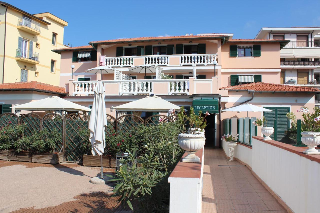 Del Prado Aparthotel Riva Ligure Bagian luar foto