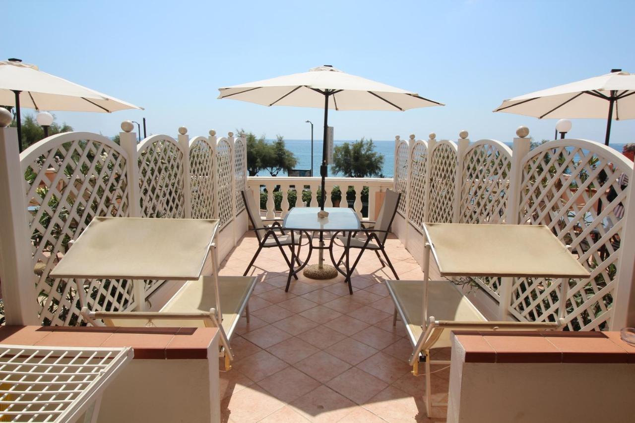 Del Prado Aparthotel Riva Ligure Bagian luar foto
