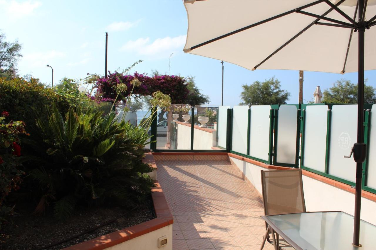 Del Prado Aparthotel Riva Ligure Bagian luar foto