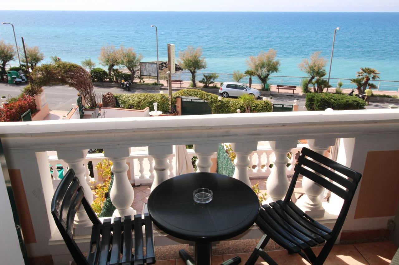 Del Prado Aparthotel Riva Ligure Bagian luar foto