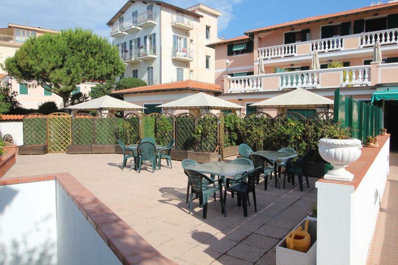 Del Prado Aparthotel Riva Ligure Bagian luar foto