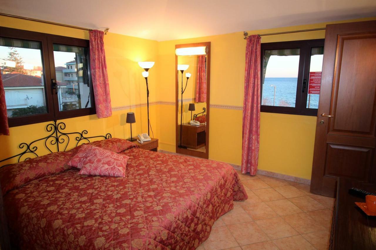Del Prado Aparthotel Riva Ligure Bagian luar foto