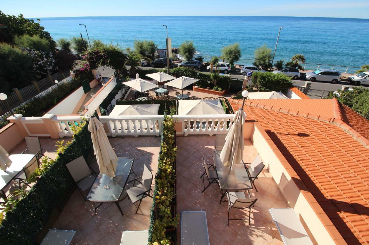 Del Prado Aparthotel Riva Ligure Bagian luar foto
