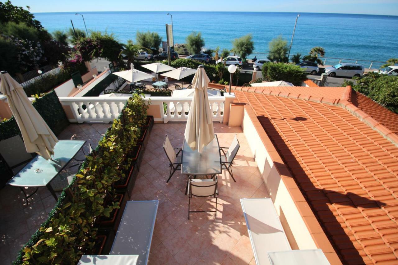 Del Prado Aparthotel Riva Ligure Bagian luar foto