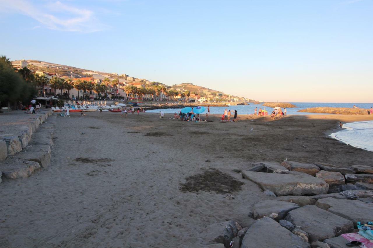 Del Prado Aparthotel Riva Ligure Bagian luar foto
