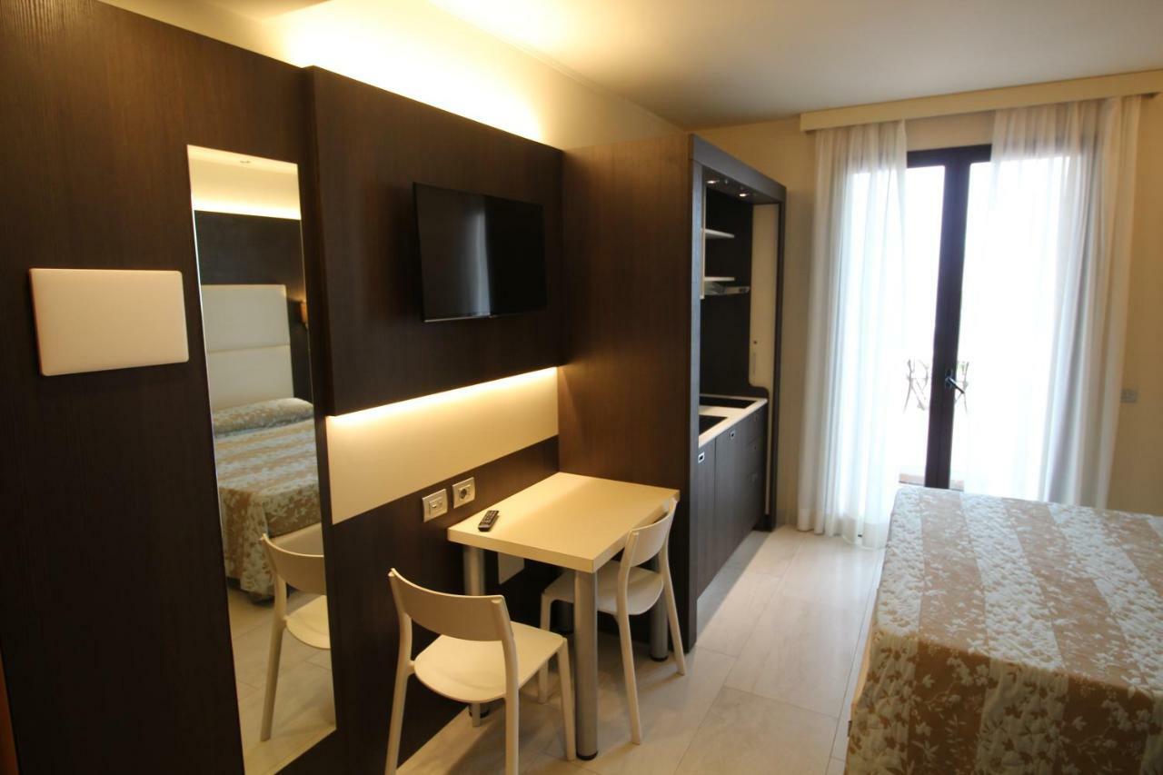 Del Prado Aparthotel Riva Ligure Bagian luar foto